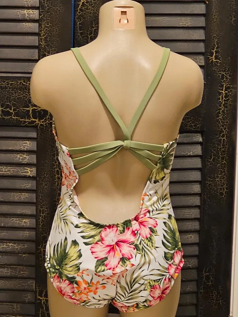 BEAUTIFUL HIBISCUS & PALM LEAVES SWIMSUIT WITH FABULOUS BACK - PERFECT FOR HOT SUMMER DAYS!